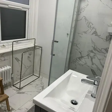 Apartment Forest Hill 1-bed 2 Mins Station *