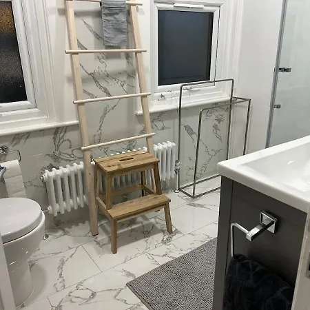 Apartment Forest Hill 1-bed 2 Mins Station *
