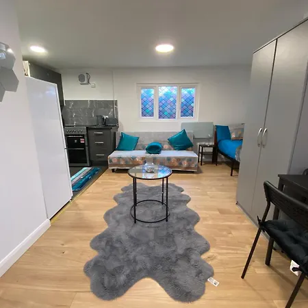 Detached West London Apartment *