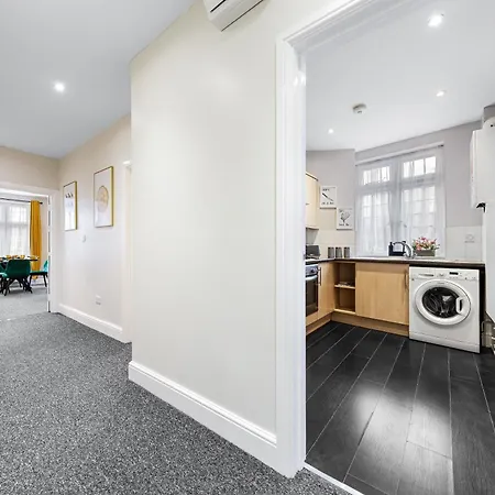 Stunning & Immaculate London 2-bed-king Bed-25 Percent Off Long Stays-sleeps 6- Parking Available! Apartment Barnet