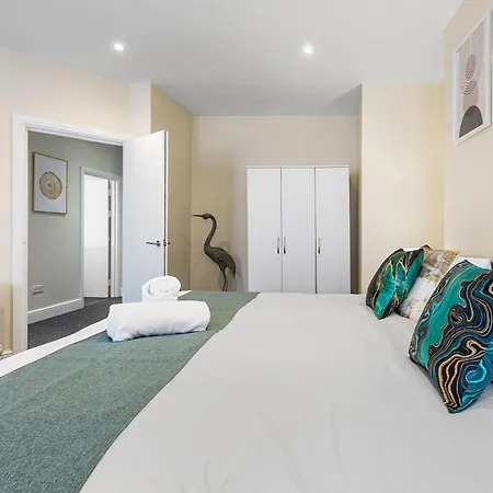 Apartment Stunning & Immaculate London 2-bed-king Bed-25 Percent Off Long Stays-sleeps 6- Parking Available! Barnet