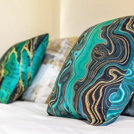 Stunning & Immaculate London 2-bed-king Bed-25 Percent Off Long Stays-sleeps 6- Parking Available!