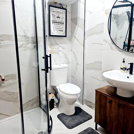 Entire Near Canary Wharf Apartment