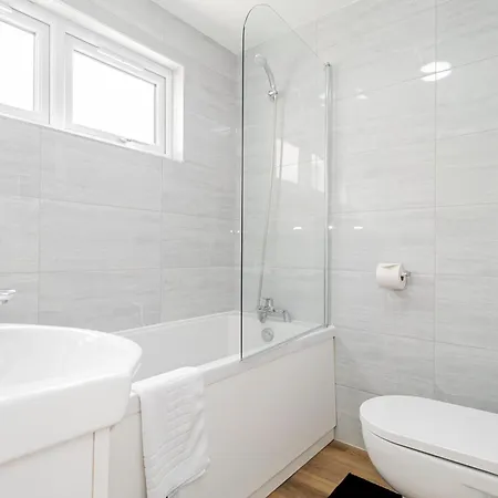 Modern 3-bedroom 2-bathroom Flat With Garden At Hanwell Apartment *