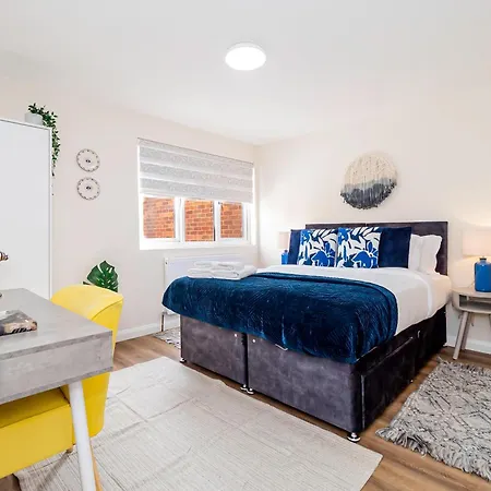 Modern 3-bedroom 2-bathroom Flat With Garden At Hanwell Apartment *
