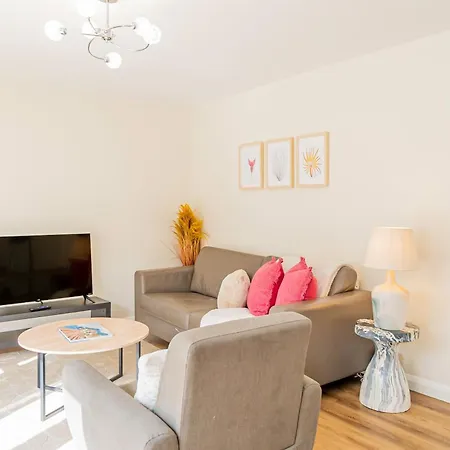 Modern 3-bedroom 2-bathroom Flat With Garden At Hanwell