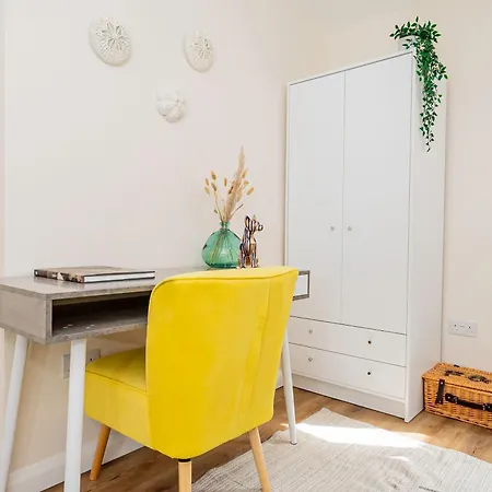 Modern 3-bedroom 2-bathroom Flat With Garden At Hanwell Apartment *