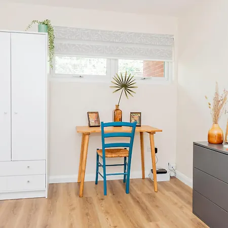 Modern 3-bedroom 2-bathroom Flat With Garden At Hanwell *