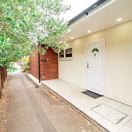 Modern 3-bedroom 2-bathroom Flat With Garden At Hanwell Greenford (Greater London)