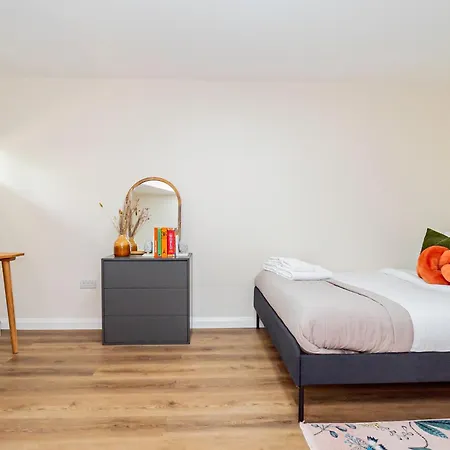 Modern 3-bedroom 2-bathroom Flat With Garden At Hanwell
