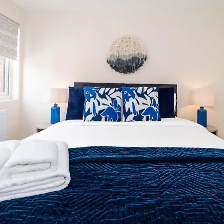 Modern 3-bedroom 2-bathroom Flat With Garden At Hanwell Apartment