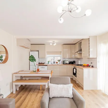 Modern 3-bedroom 2-bathroom Flat With Garden At Hanwell Apartment *