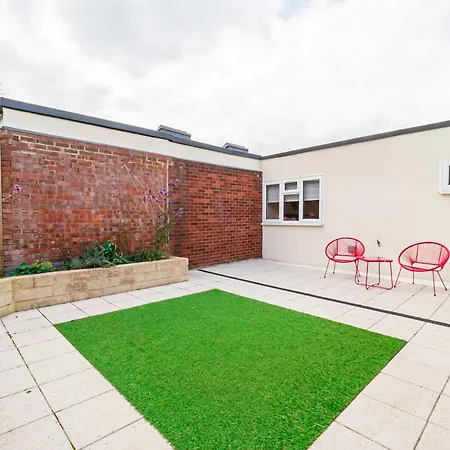 Modern 3-bedroom 2-bathroom Flat With Garden At Hanwell Greenford (Greater London)