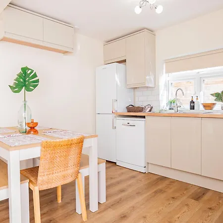 Modern 3-bedroom 2-bathroom Flat With Garden At Hanwell