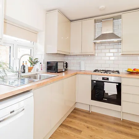Apartment Modern 3-bedroom 2-bathroom Flat With Garden At Hanwell