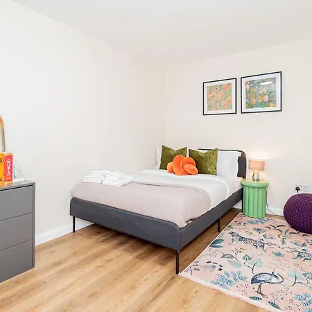 Apartment Modern 3-bedroom 2-bathroom Flat With Garden At Hanwell *