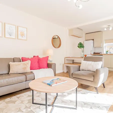 Modern 3-bedroom 2-bathroom Flat With Garden At Hanwell Apartment