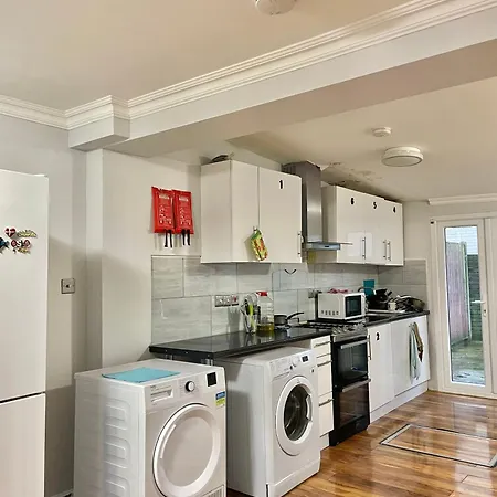 Double In Colindale With Shared Bathroom * Edgware