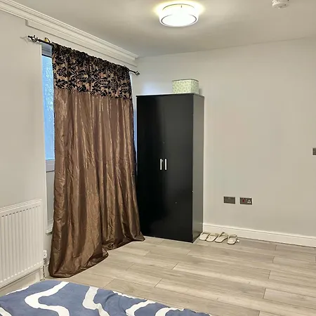Double In Colindale With Shared Bathroom