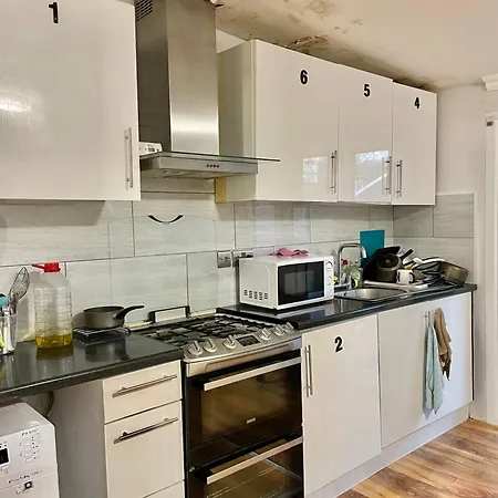 Double In Colindale With Shared Bathroom * Edgware