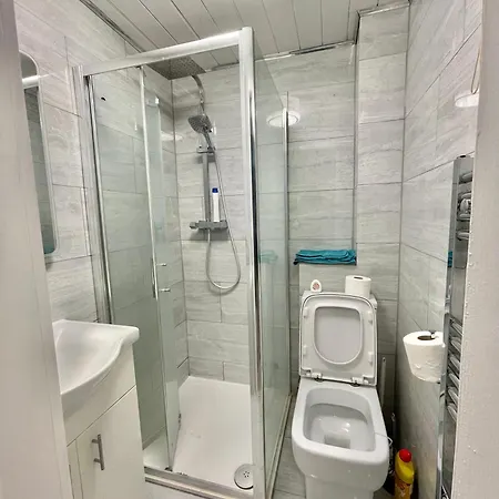 Double In Colindale With Shared Bathroom Homestay *
