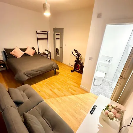 41b Flat Near Zone 1 * London
