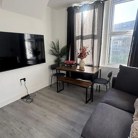 Cosy 2 Bedroom * London