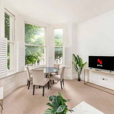 2 Min Walk Earls Court Station - Luxury 2 Bedroom Flat London