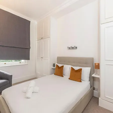 2 Min Walk Earls Court Station - Luxury 2 Bedroom Flat Apartment *