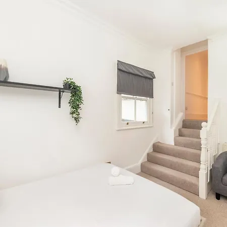 2 Min Walk Earls Court Station - Luxury 2 Bedroom Flat London