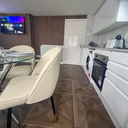 Stylish 2 Bedroom In The Heart Of Soho Gs5 Apartment London