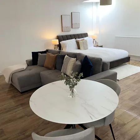 Apartment Modern In Popular South Kensington Location *