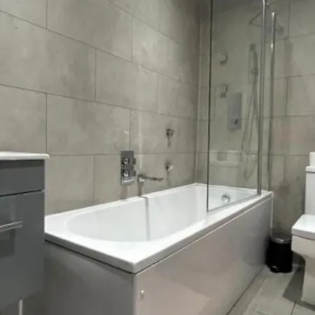 London Beautiful Three Bedroom House Mitcham