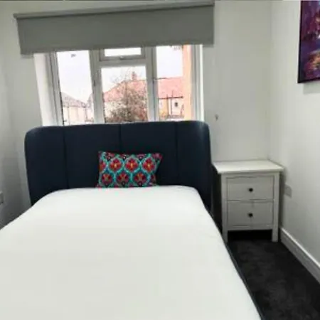 London Beautiful Three Bedroom House *