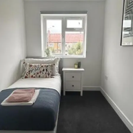London Beautiful Three Bedroom House * Mitcham
