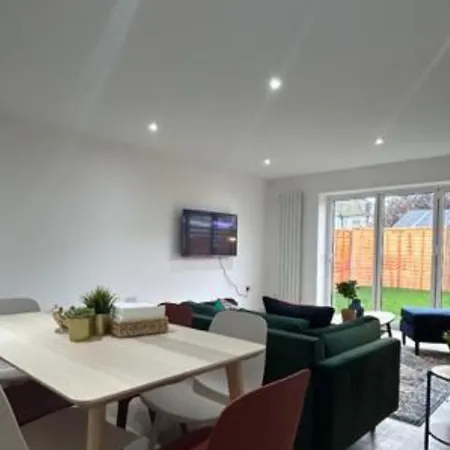 London Beautiful Three Bedroom House Holiday home *