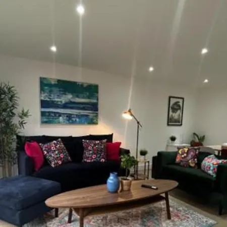 London Beautiful Three Bedroom House