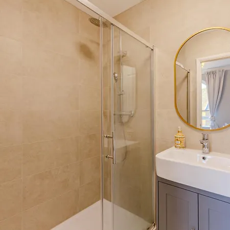 4br 4-floor House, W Patio, 10 Min Wapping Station * London