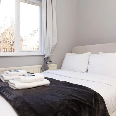 4br 4-floor House, W Patio, 10 Min Wapping Station
