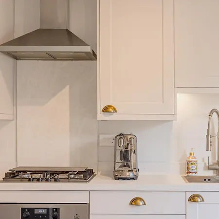 4br 4-floor House, W Patio, 10 Min Wapping Station