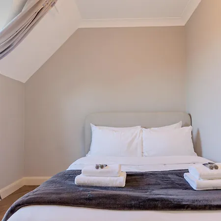 4br 4-floor House, W Patio, 10 Min Wapping Station