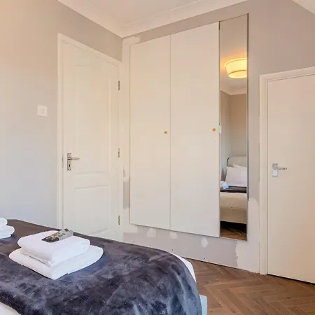 Lejlighed 4br 4-floor House, W Patio, 10 Min Wapping Station *