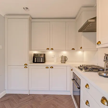 Lejlighed 4br 4-floor House, W Patio, 10 Min Wapping Station *