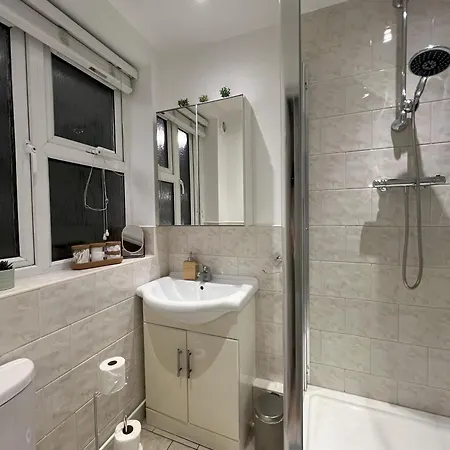Apartment Spacious & Modern Family Gem London