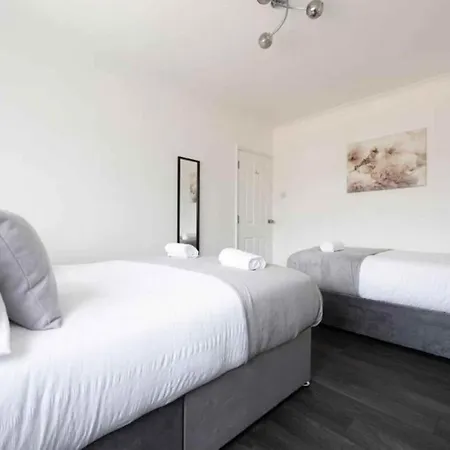 5 Bed House In Romford 9 Beds Holiday home *