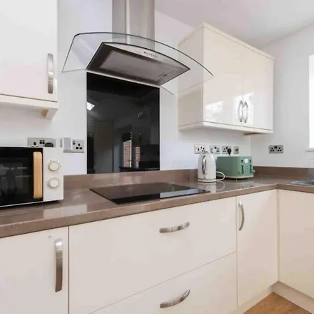 Holiday home 5 Bed House In Romford 9 Beds Havering