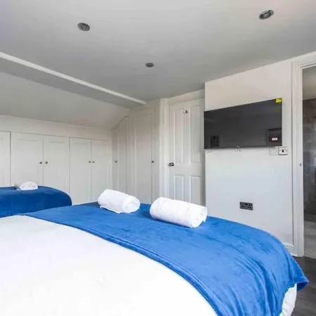 5 Bed House In Romford 9 Beds *