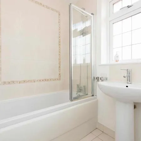 5 Bed House In Romford 9 Beds