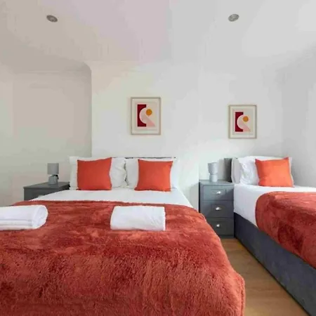 Holiday home 5 Bed House In Romford 9 Beds Havering