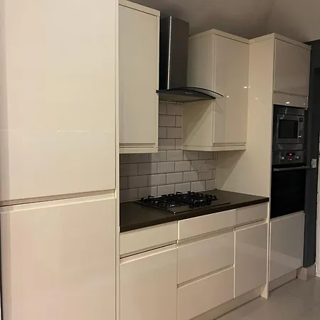 Hanwell Blue Rose Apartment